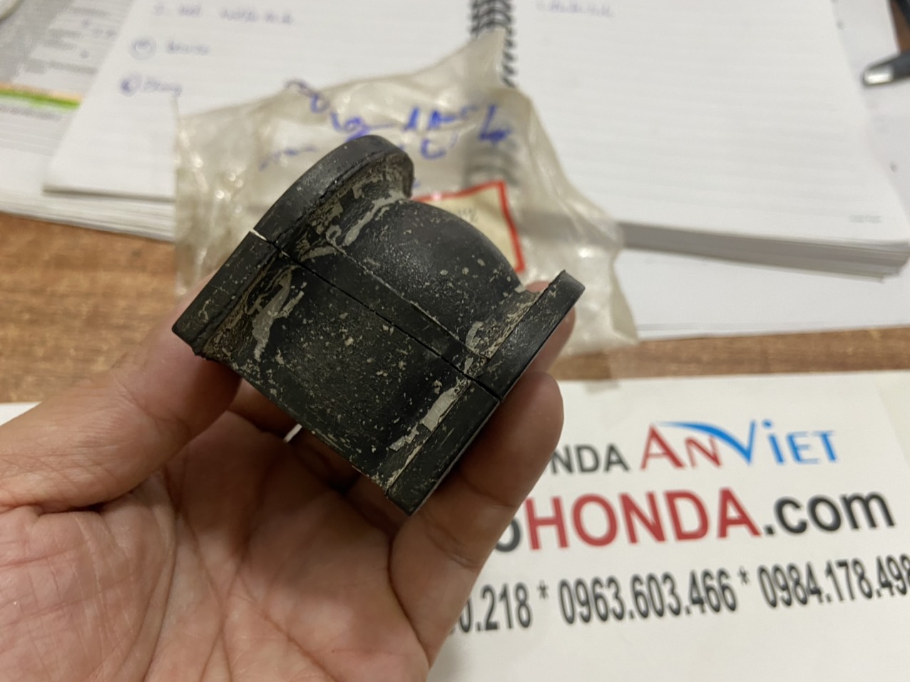 Cao su ốp cân bằng sau xe Honda CRV